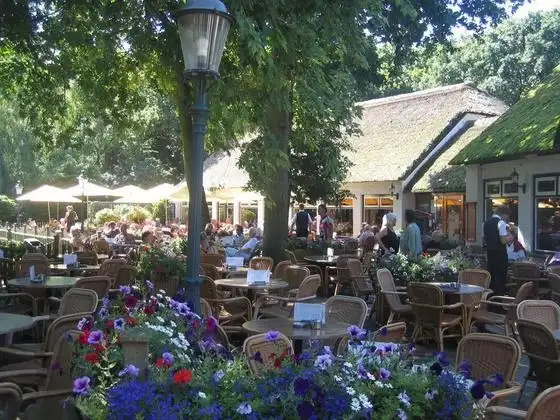 Terras met mensen bij Johanna's Hof